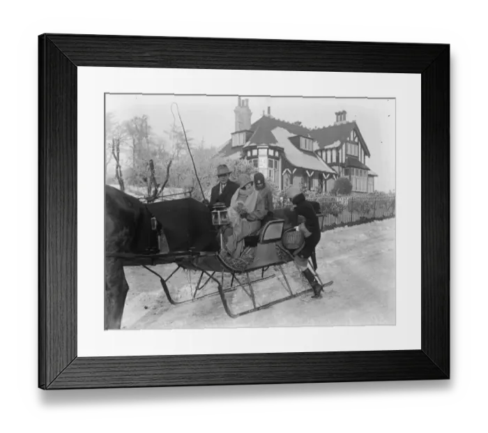 Framed Print : Sleighs displace taxicabs at Buxton, Derbyshire. 5 December 1925
