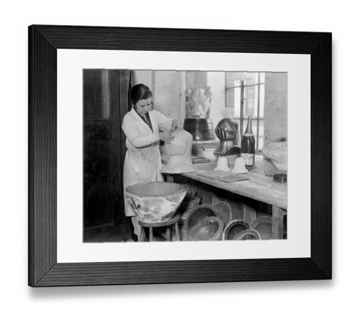 Framed Print : The making of Christmas Crackers at Mead and Fields, Holborn. 2 October 1928