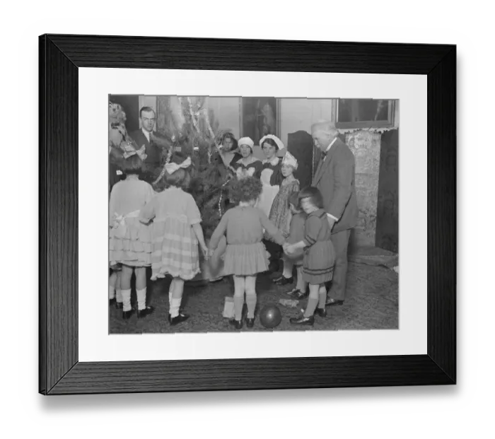 Framed Print : Mr David Lloyd George with children 1921 Framed Print : Mr David Lloyd George with children 1921