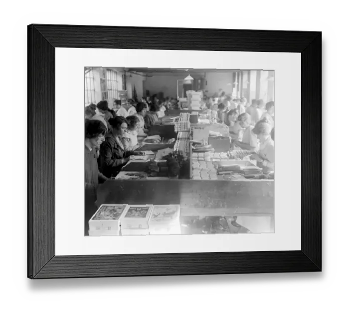 Framed Print : Christmas, 1920. Making Crackers at Mead and Fields. 18 October 1920