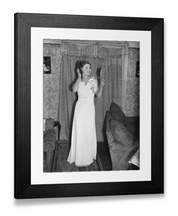 Framed Print : North Londons Glamour Girl wins prize evening in the West End. Chosen as North
