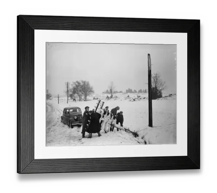 Framed Print : GPO squads repair telegraph lines after Hampshire blizzard. Emergency squads have
