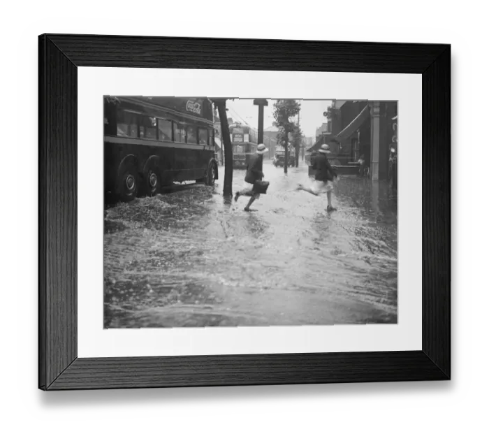 Framed Print : Schoolchildren running through the floods at the junction of Forest Road and Chingford Framed Print : Schoolchildren running through the floods at the junction of Forest Road and Chingford