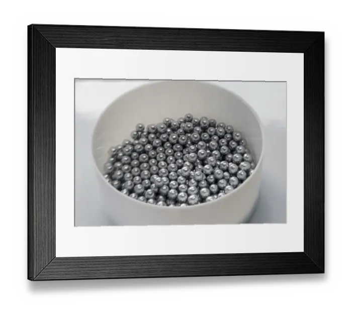 Framed Print : Edible silver balls for cake decorating, Shot with Lensbaby lens for blurred edge effect credit Framed Print : Edible silver balls for cake decorating, Shot with Lensbaby lens for blurred edge effect credit