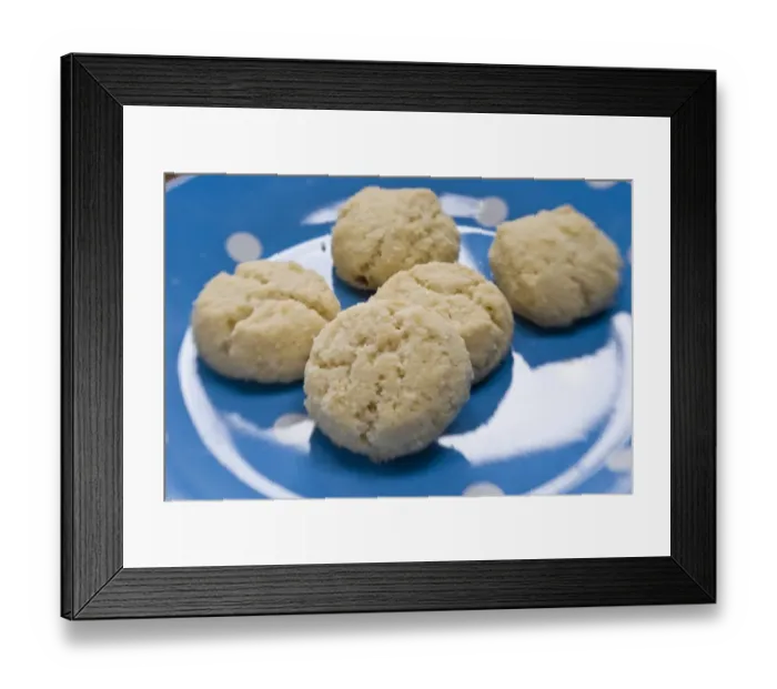Framed Print : Melting Moments cookies on spotty blue and white plate credit: Marie-Louise Avery