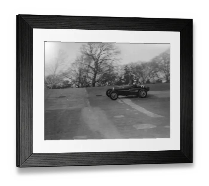 Framed Print : Kaye Don speeding around Brooklands track in practice for his duel with Sir Henry Birkin Framed Print : Kaye Don speeding around Brooklands track in practice for his duel with Sir Henry Birkin