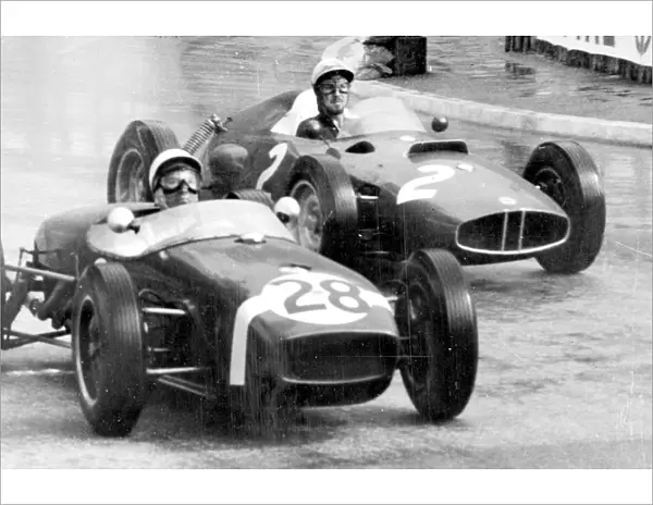 Monaco: Sterling Moss car 28 pases Swedish Joachim Bonnier car 2. Monaco Grand Prix