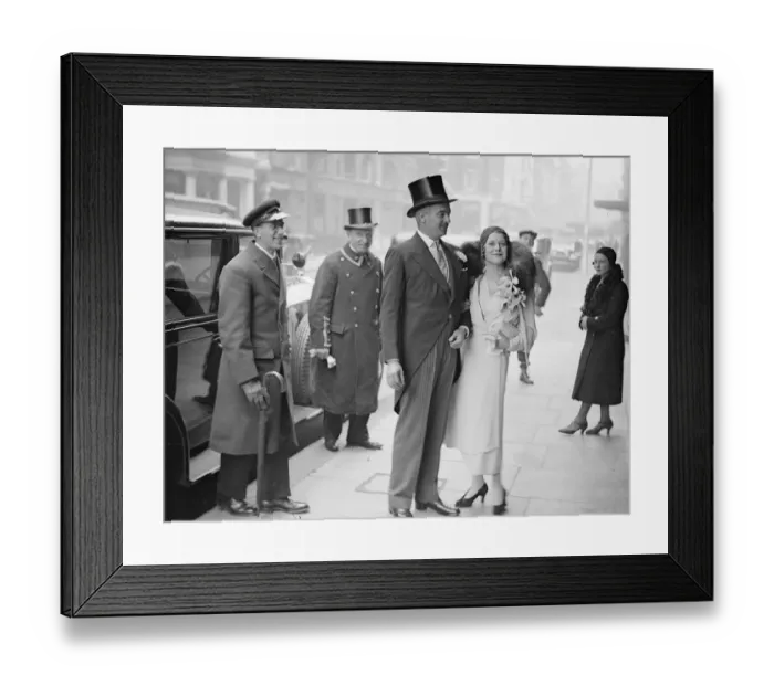 Framed Print : Mr John Dewar and Mrs K McNeil photographed outside Claridges after their wedding Framed Print : Mr John Dewar and Mrs K McNeil photographed outside Claridges after their wedding