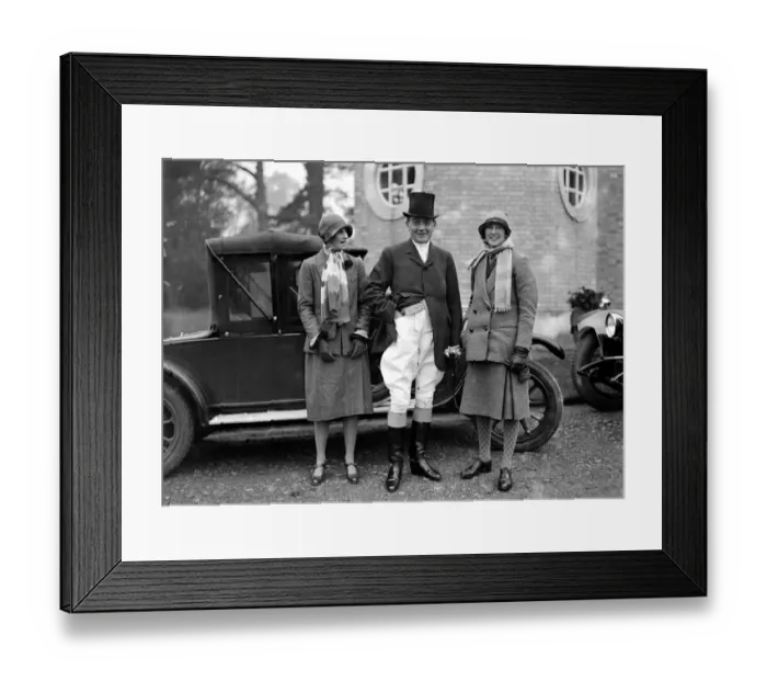 Framed Print : The Surrey Union Foxhounds at their meet at Jayes Park Ockley, Surrey, England