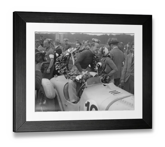 Framed Print : Gianfranco Cometti garlanded with laurels and being kissed by his wofe after his