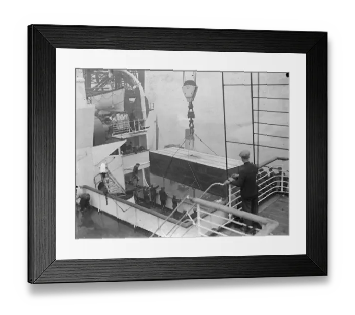 Framed Print : Donald Campbells Bluebird being loaded at Southampton. 22 January 1935