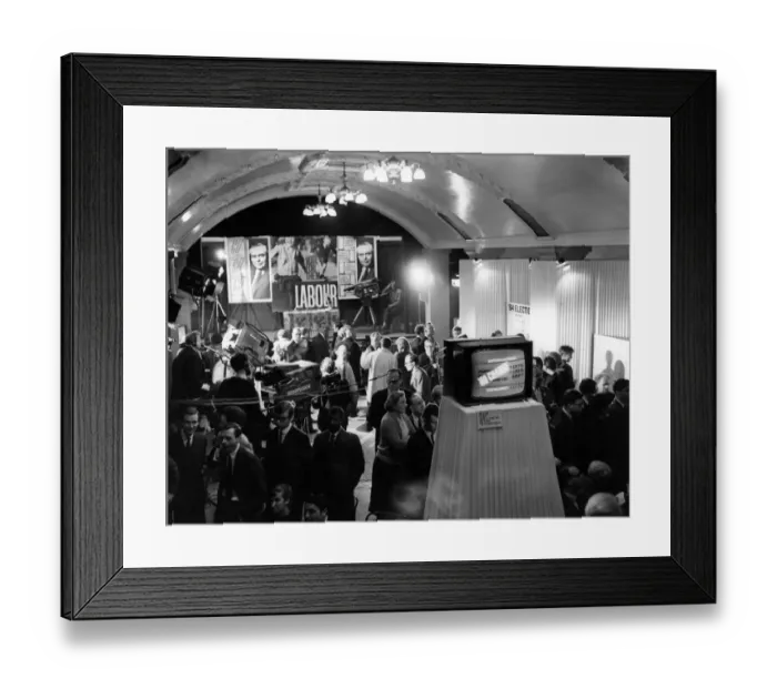 Framed Print : Scenes in London on Election night as the results are shown for the 1964 General Framed Print : Scenes in London on Election night as the results are shown for the 1964 General