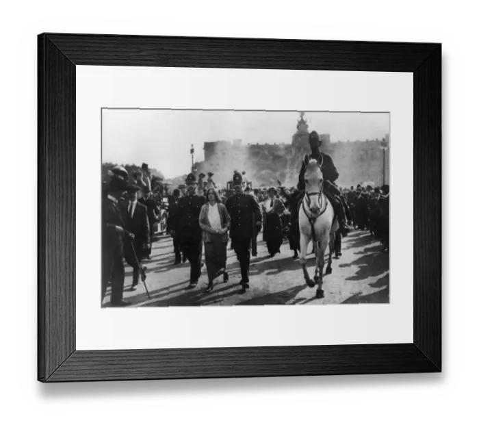 Framed Print : May 1914. The Suffragettes assault an Buckingham Palace Framed Print : May 1914. The Suffragettes assault an Buckingham Palace