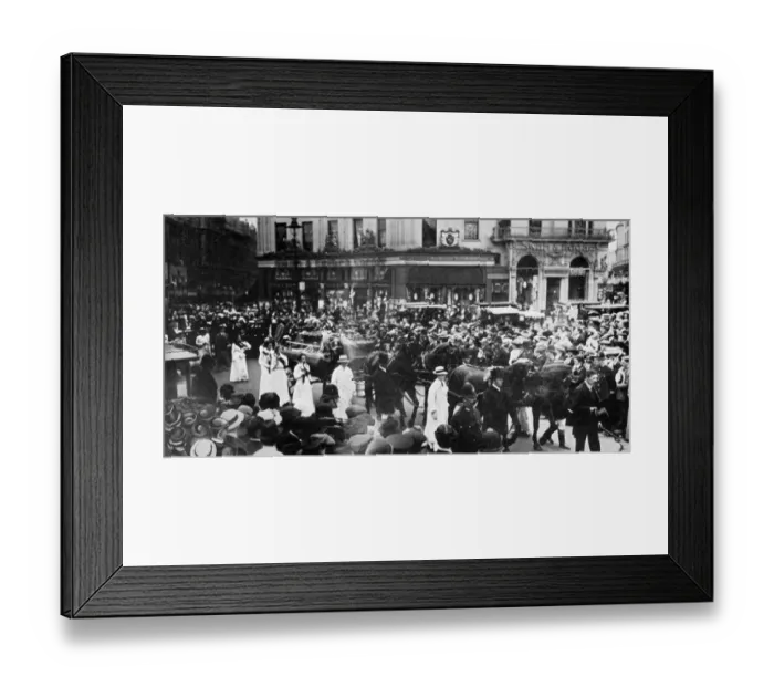 Framed Print : Funeral of Emily Wilding Davison, the cortege crossing Picadilly Circus Framed Print : Funeral of Emily Wilding Davison, the cortege crossing Picadilly Circus