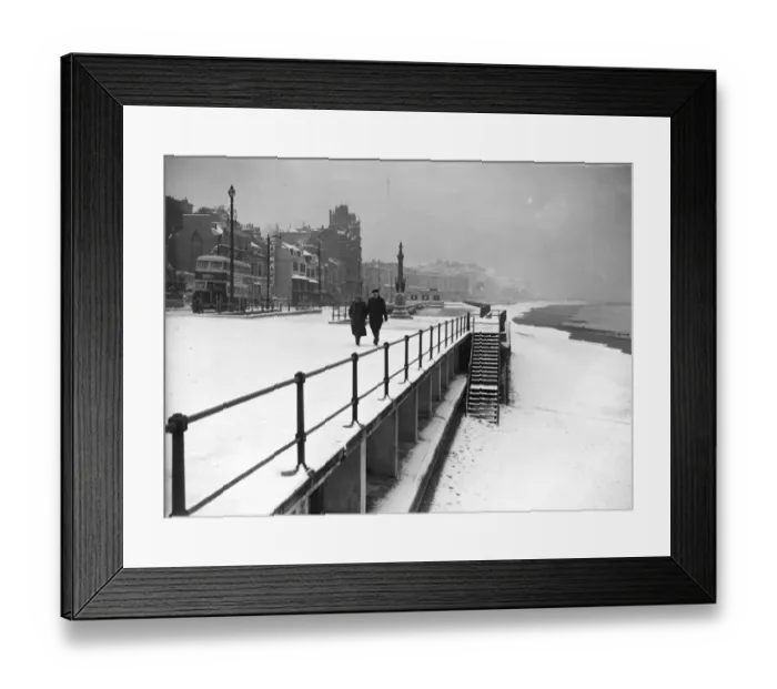 Framed Print : The foreshore and Parade at Hastings, Sussex photographed after the first snowfall