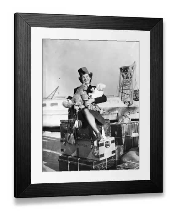 Framed Print : After a long voyage from Australia, 150 members of the WRNS. arrived on the aircraft Framed Print : After a long voyage from Australia, 150 members of the WRNS. arrived on the aircraft
