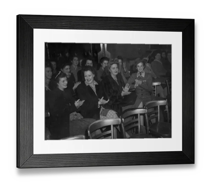 Framed Print : The Kangeroo Club - formed by the war brides of Australia servicemen who are awaiting Framed Print : The Kangeroo Club - formed by the war brides of Australia servicemen who are awaiting