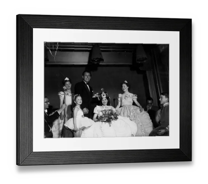 Framed Print : Miss Iris Ringshaw, of Brighton, was crowned Queen of Brighton and Hove at Brighton last night Framed Print : Miss Iris Ringshaw, of Brighton, was crowned Queen of Brighton and Hove at Brighton last night