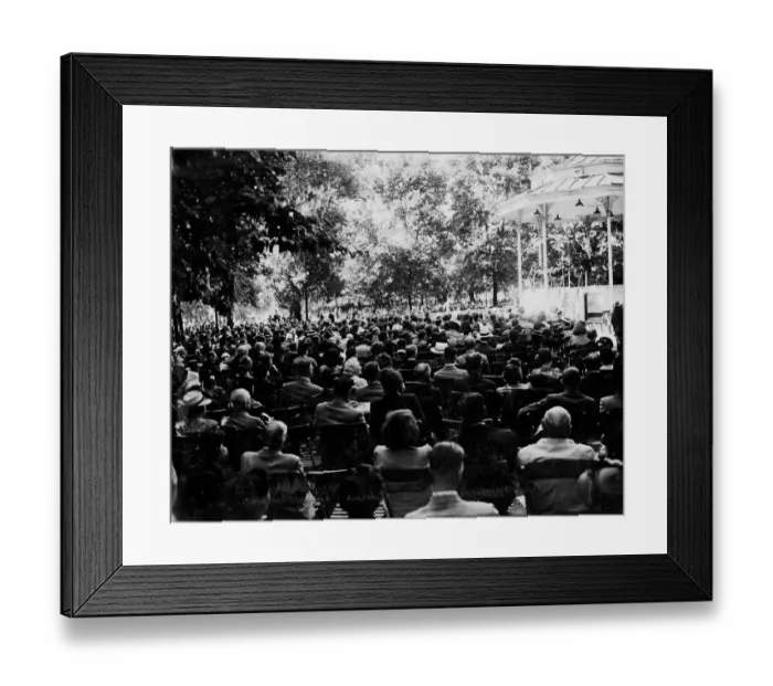 Framed Print : Some stayed at home. Although hundreds of thousands of Londoners deserted the capital for sea Framed Print : Some stayed at home. Although hundreds of thousands of Londoners deserted the capital for sea