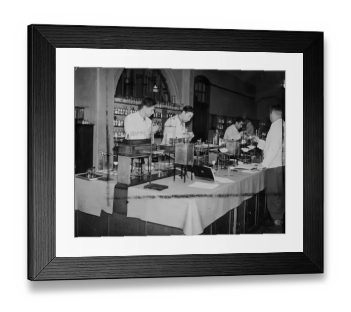 Framed Print : G Is prepare penicillins in England. Brighton Technical College officers and NCOs of the U