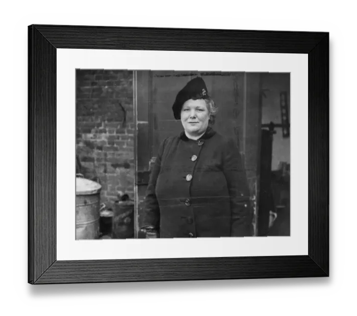 Framed Print : When Miss Hilda Edith Pegler, of old Shoreham Road, Hove, Sussex, found a man leaving Framed Print : When Miss Hilda Edith Pegler, of old Shoreham Road, Hove, Sussex, found a man leaving