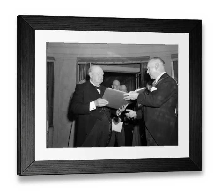 Framed Print : Mr Winston Churchill seen receiving the Freedom of Eastbourne, Sussex from Councillor Randolph E