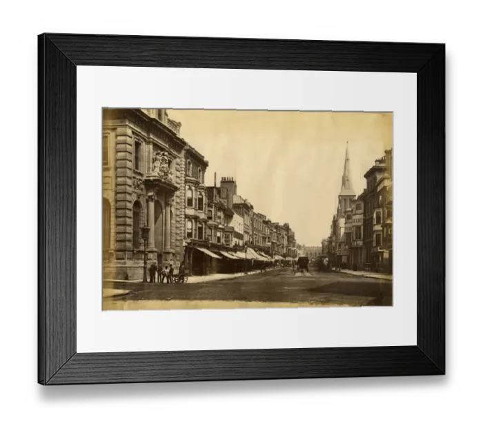 Framed Print : A street Scene of London Framed Print : A street Scene of London