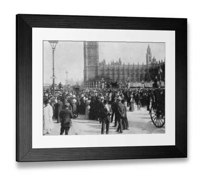 Framed Print : The great crowd outside St Margarets, Westminster on the occasion of the wedding