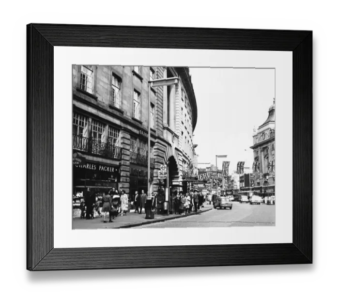 Framed Print : A view of Regent Street looking up towards Picadilly Circus, London, England Framed Print : A view of Regent Street looking up towards Picadilly Circus, London, England