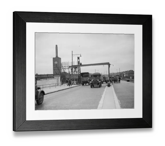 Framed Print : A new pedestrian bridge being constructed over the Great West Road in Osterley, London Framed Print : A new pedestrian bridge being constructed over the Great West Road in Osterley, London
