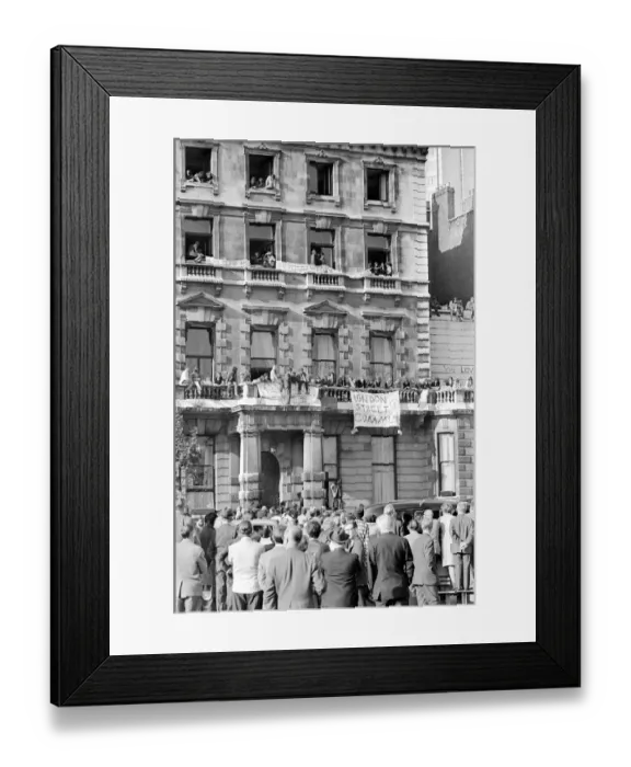 Framed Print : London: Squatters at the empty 60 room mansion a 144, Piccadilly, London, this morning Framed Print : London: Squatters at the empty 60 room mansion a 144, Piccadilly, London, this morning