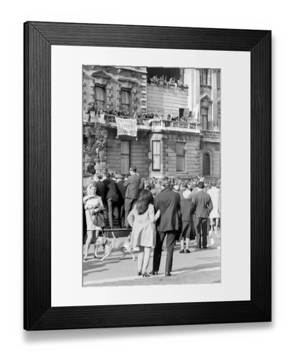 Framed Print : London: Squatters at the empty 60 room mansion a 144, Piccadilly, London, this morning Framed Print : London: Squatters at the empty 60 room mansion a 144, Piccadilly, London, this morning