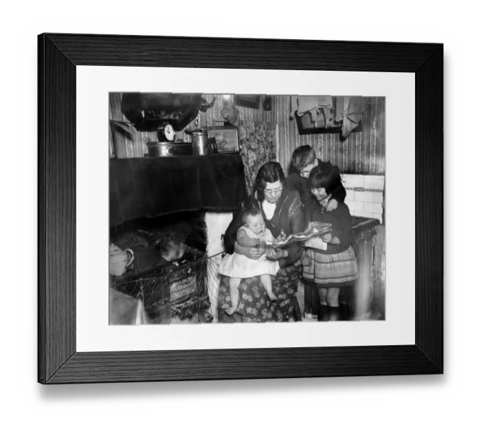 Framed Print : Living conditions in the slums of the East End. Mrs Livesey with her baby and two Framed Print : Living conditions in the slums of the East End. Mrs Livesey with her baby and two