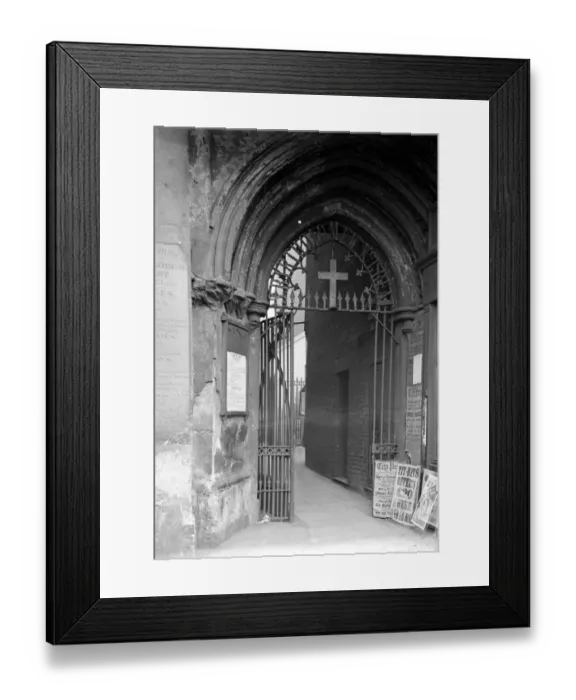Framed Print : London. The medieval arch, entrance to the churchyard of St Bartholomew - the - Great Framed Print : London. The medieval arch, entrance to the churchyard of St Bartholomew - the - Great