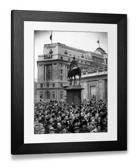 Framed Print : 8 February 1952 Crowds swarm in the City as The Royal Proclamation is read by Clarenceux Framed Print : 8 February 1952 Crowds swarm in the City as The Royal Proclamation is read by Clarenceux