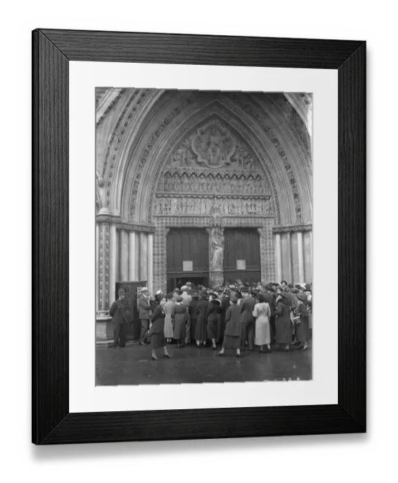 Framed Print : Westminster Abbey after being closed for nine months owing to the Coronation, was re-opened today