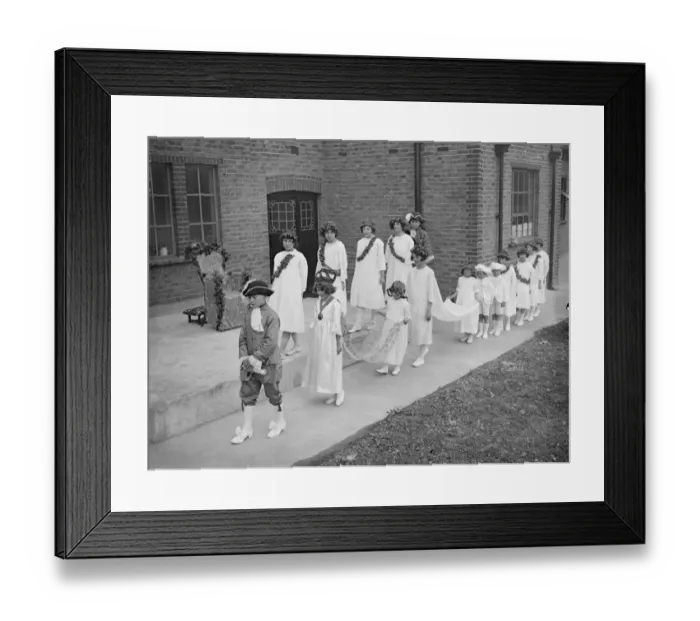 Framed Print : May Queen of Dagenham crowned with ceremony. With full ceremony the May Queen of Dagenham