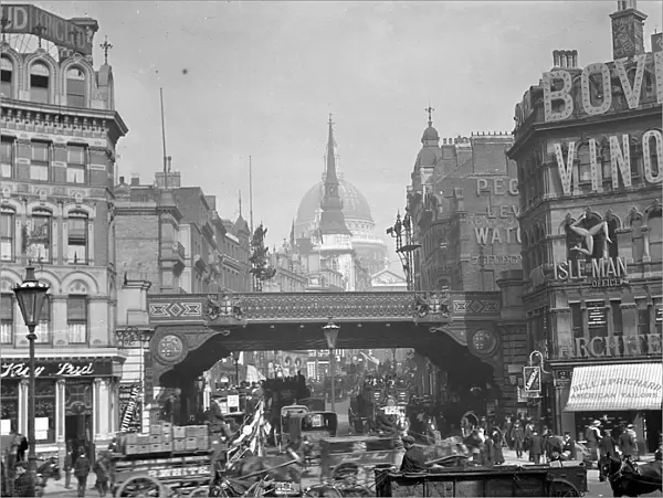 London street scene. Busy horse - drawn traffic at Ludgate Hill, looking towards St