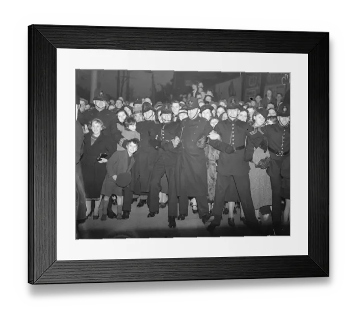 Framed Print : Crowds welcome Duchess of Gloucester as she attends first world premiere in East Framed Print : Crowds welcome Duchess of Gloucester as she attends first world premiere in East