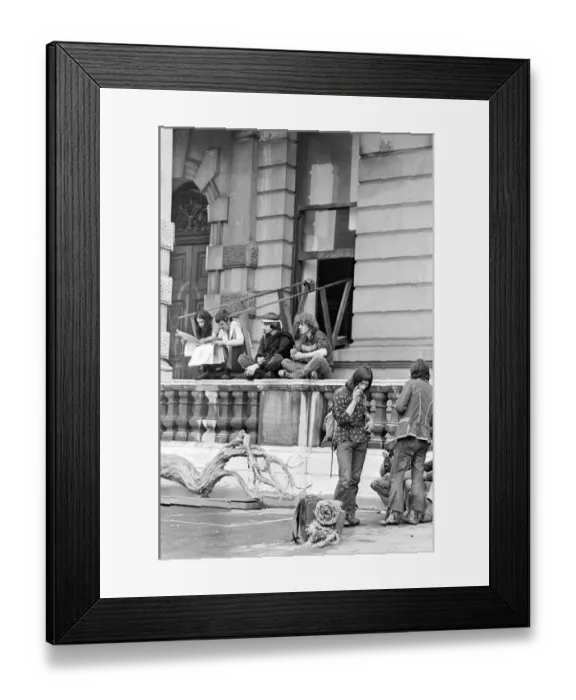 Framed Print : London: Squatters at the empty 60 room mansion a 144, Piccadilly, London, this morning Framed Print : London: Squatters at the empty 60 room mansion a 144, Piccadilly, London, this morning