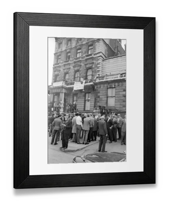 Framed Print : London: Squatters at the empty 60 room mansion a 144, Piccadilly, London, this morning Framed Print : London: Squatters at the empty 60 room mansion a 144, Piccadilly, London, this morning