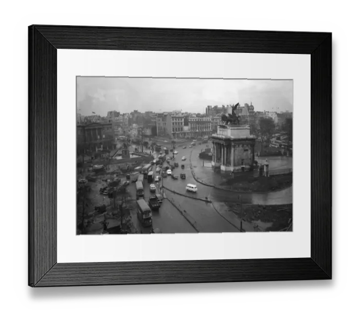 Framed Print : London traffic negotiating the road around the Wellington Arch. Cranes and construction Framed Print : London traffic negotiating the road around the Wellington Arch. Cranes and construction
