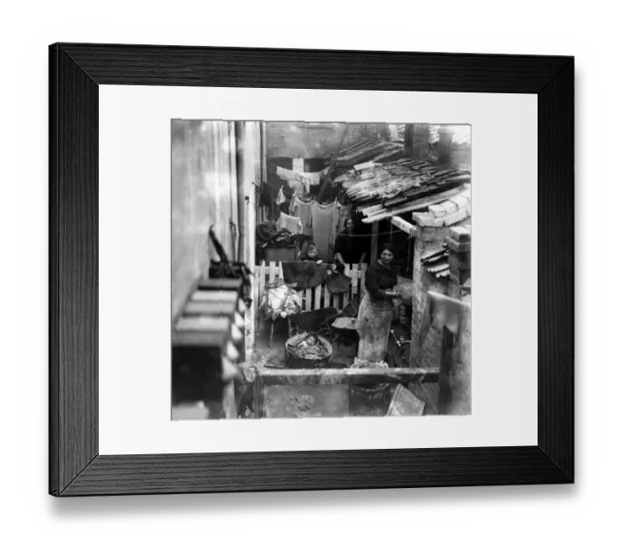 Framed Print : Two woman living in Shoreditch slums, 1922. Surviving and bringing up a family in Framed Print : Two woman living in Shoreditch slums, 1922. Surviving and bringing up a family in