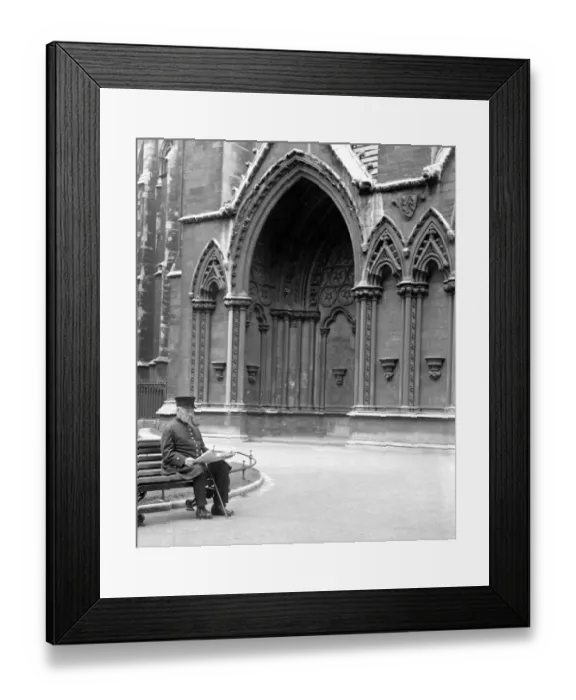 Framed Print : Chelsea pensioner at North Entrance Westminster Abbey, Westminster, London, England Framed Print : Chelsea pensioner at North Entrance Westminster Abbey, Westminster, London, England