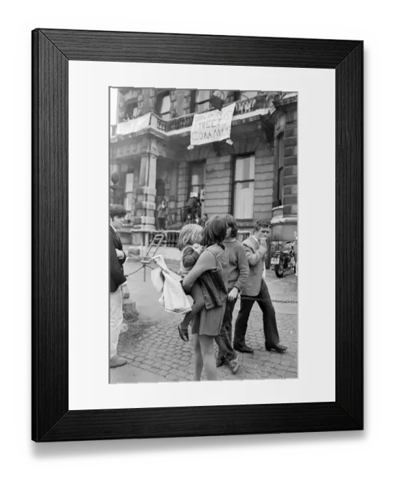 Framed Print : London: Squatters at the empty 60 room mansion a 144, Piccadilly, London, this morning Framed Print : London: Squatters at the empty 60 room mansion a 144, Piccadilly, London, this morning