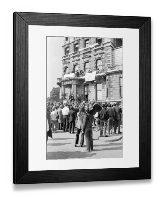 Framed Print : London: Squatters at the empty 60 room mansion a 144, Piccadilly, London, this morning Framed Print : London: Squatters at the empty 60 room mansion a 144, Piccadilly, London, this morning