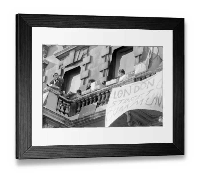 Framed Print : London: Squatters at the empty 60 room mansion a 144, Piccadilly, London, this morning Framed Print : London: Squatters at the empty 60 room mansion a 144, Piccadilly, London, this morning
