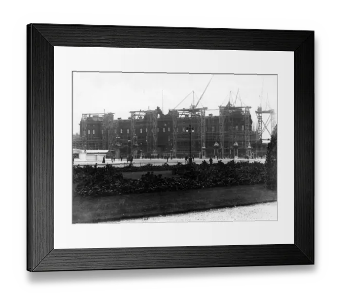 Framed Print : This front of Buckingham Palace hidden by scaffolding during the transformation, London, England
