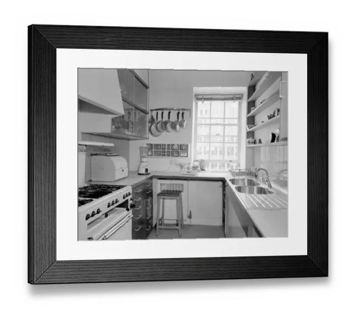 Framed Print : London: Kitchen of Mrs Gretel Beer, of 3, South Square Grays Inn. 23 April 1959
