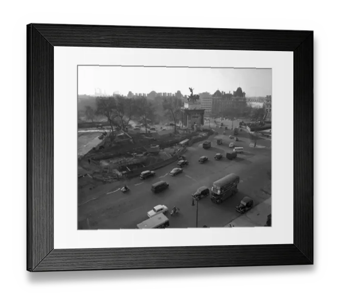Framed Print : London traffic negotiating the road around the Wellington Arch. Cranes and construction Framed Print : London traffic negotiating the road around the Wellington Arch. Cranes and construction